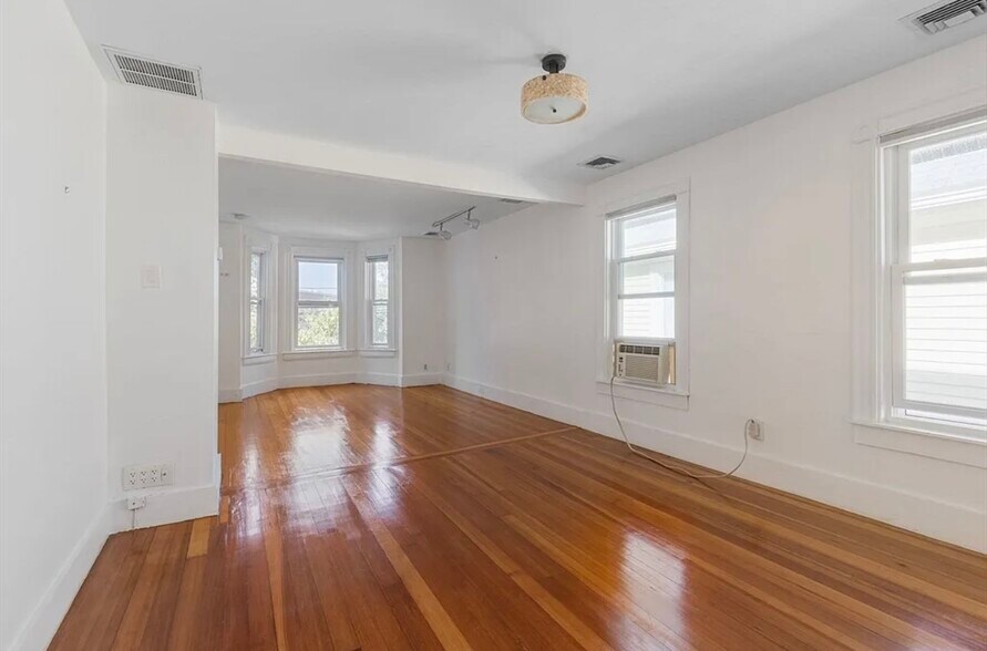 Building Photo - 21 Florence St