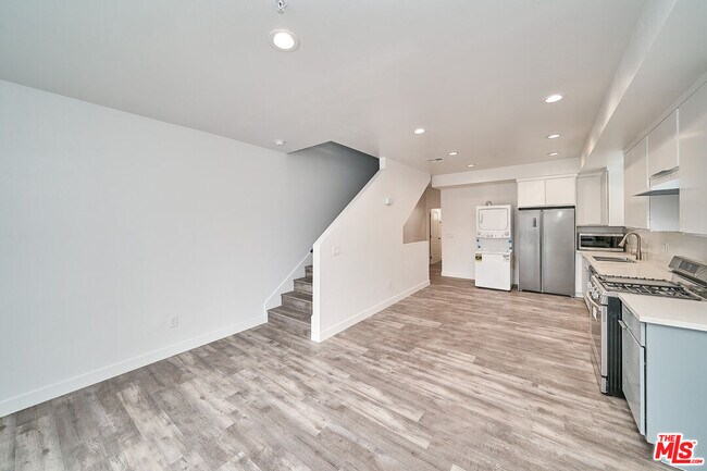 Building Photo - 603 1/2 W 41st St