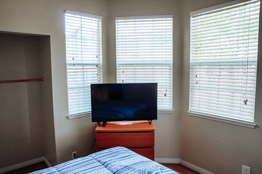 Building Photo - 326 Pasto Rico-