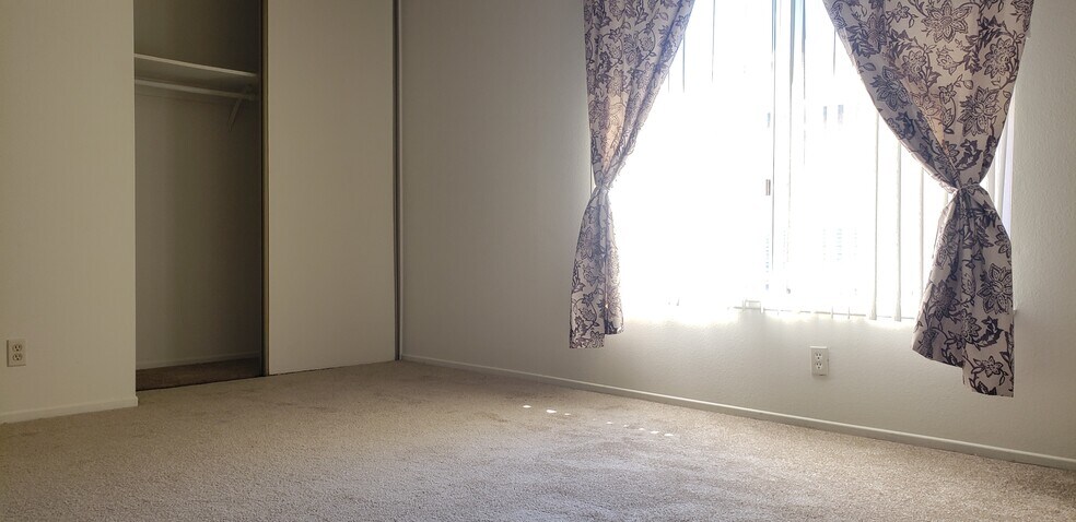 Master bedroom over 200 sf - 725 Windwood Dr