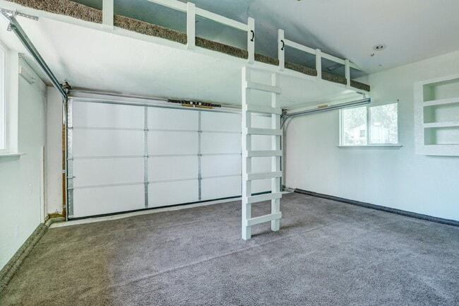 Building Photo - $3,200.00 - 3 Bedrooms, 2 Bathrooms, Singl...