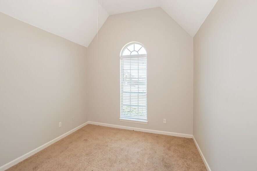 Building Photo - 6254 Ravenwood Park Dr N