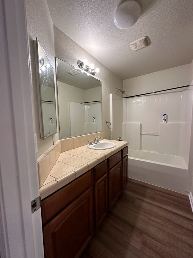 Building Photo - Well maintained home in desirable neighborhood!