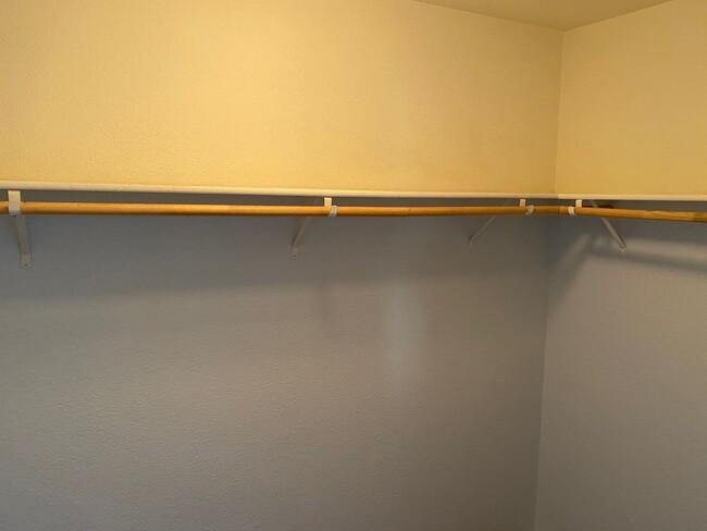 Building Photo - 3 Bedroom, 2.5 bath house with loft space ...