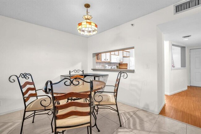 Building Photo - 2202 S Cypress Bend Dr