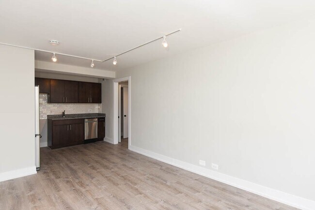 Building Photo - 450 W Wellington Ave