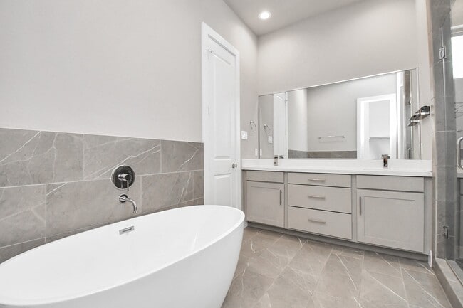 Building Photo - 1105 Olivier Ln