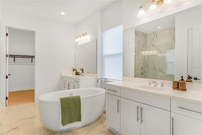 Building Photo - 15023 Pendio Dr