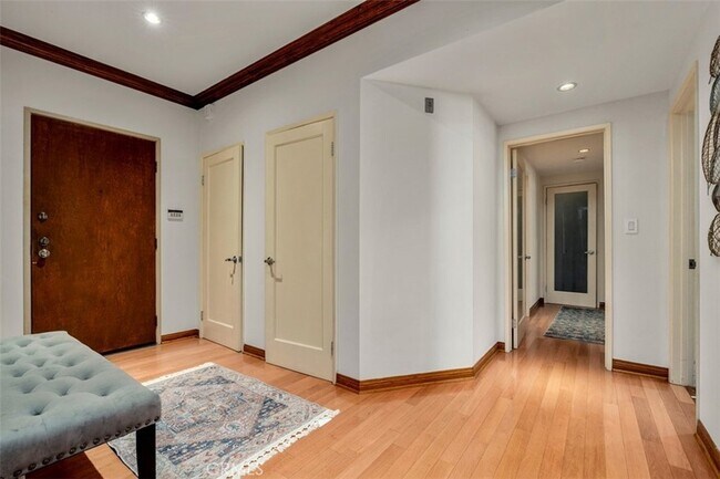 Building Photo - 450 N Oakhurst Dr
