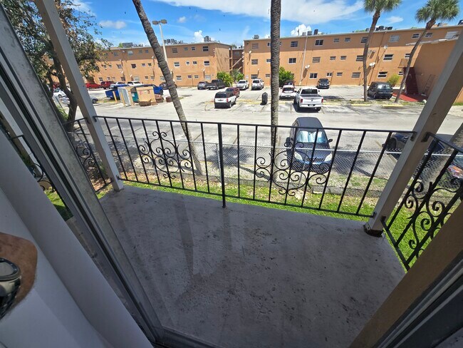 Building Photo - 1305 W 53rd St