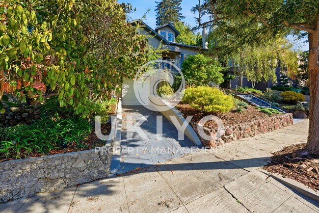 Building Photo - 860 Portal Ave