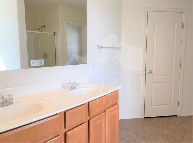 Building Photo - 925 E Canyon Rock Rd