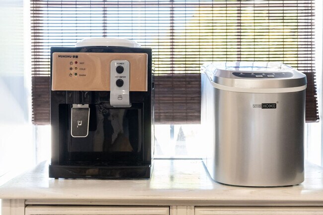 Building Photo - 11031 W Cumberland Dr