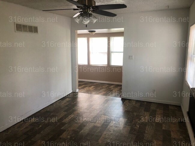 Building Photo - $875 - 2 bed 1 bath - Single Family Home