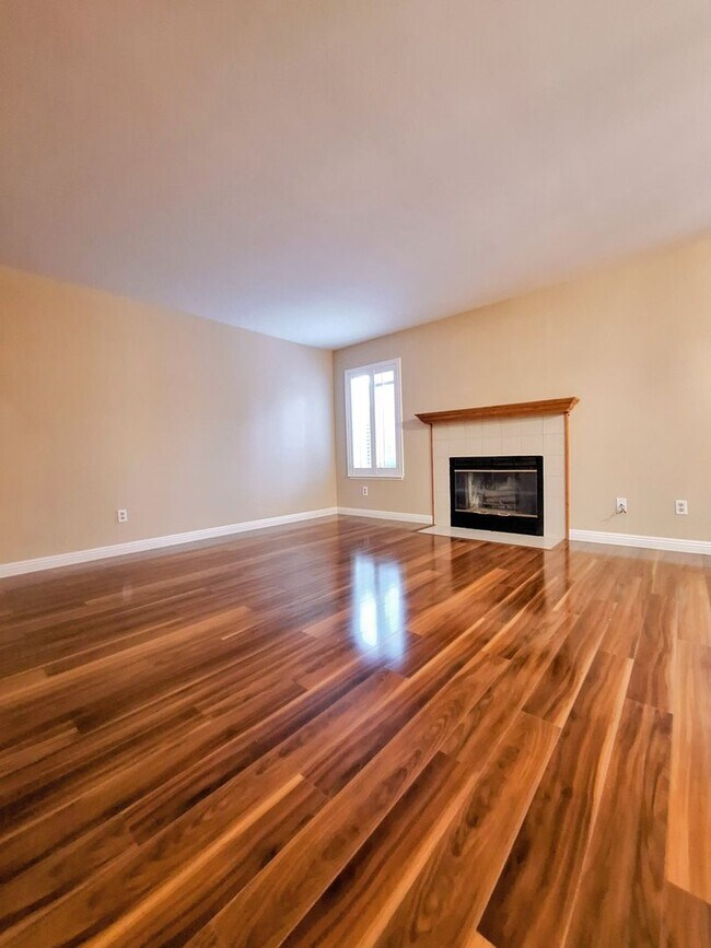 Building Photo - Large 2-story 2 Bedroom Townhouse w/Garage...