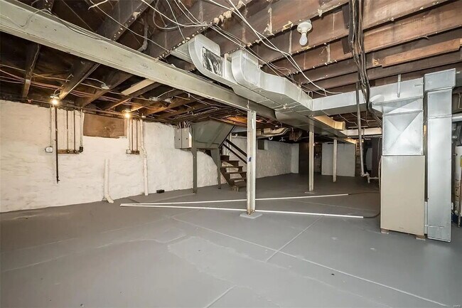 Building Photo - "Charming 2-Bed Duplex Retreat on Pennsylvania Ave – Spacious 1170 Sq Ft in Vibrant St. Louis!"