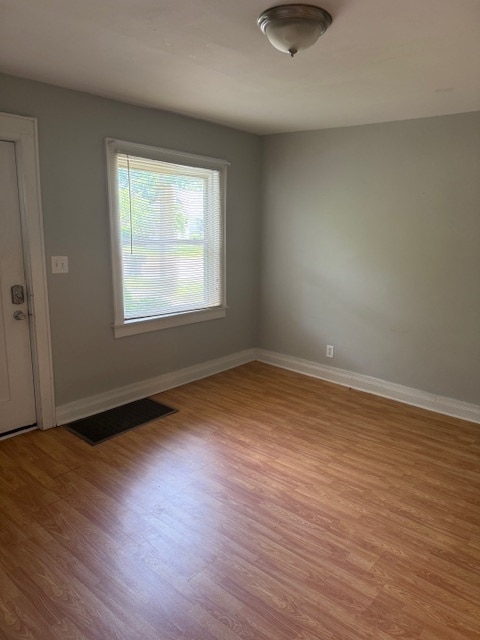 Building Photo - Adorable 2BR/1BA with spacious living area and wood floors throughout!