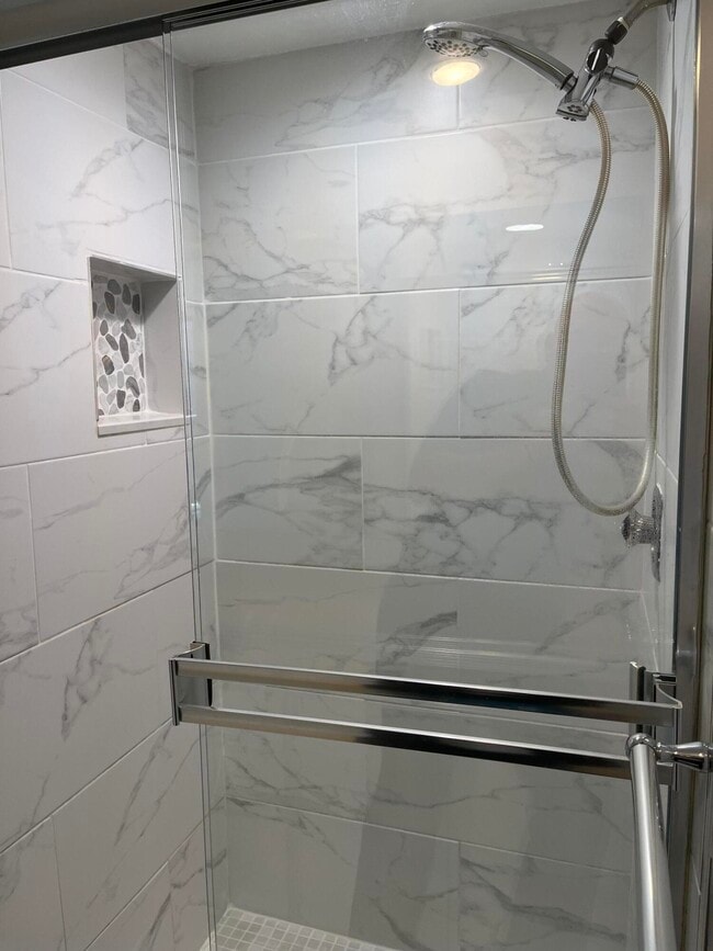 Building Photo - 621 6th Way