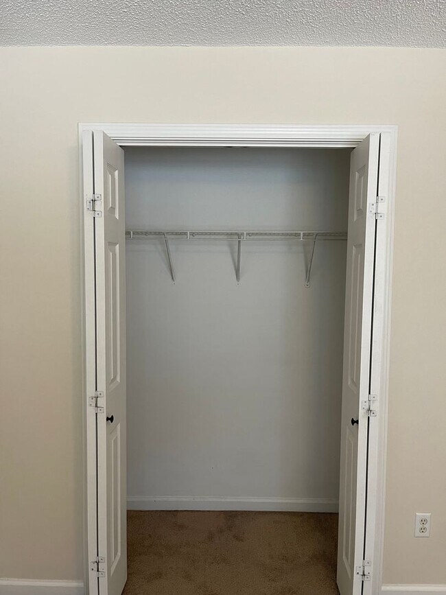 Building Photo - Foxchase Subdivision! END UNIT CLOSE TO COMMUNITY POOL