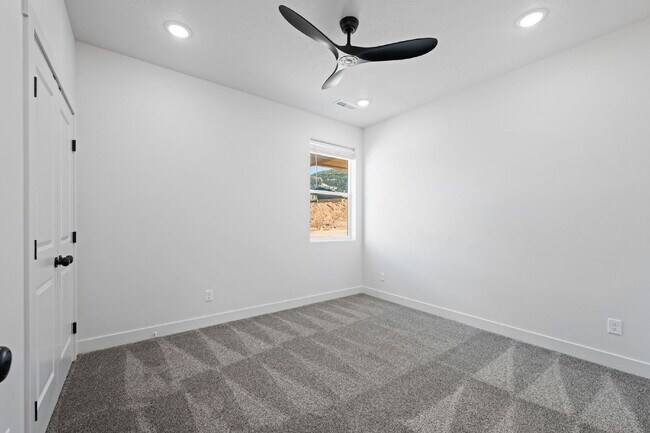 Building Photo - "Spacious & Stylish 3-Bedroom 2 bath Furnished Haven in Cedar City – Your Perfect Home Awaits!"