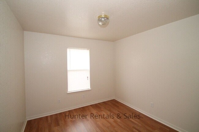 Building Photo - 4301 Thunder Creek Dr