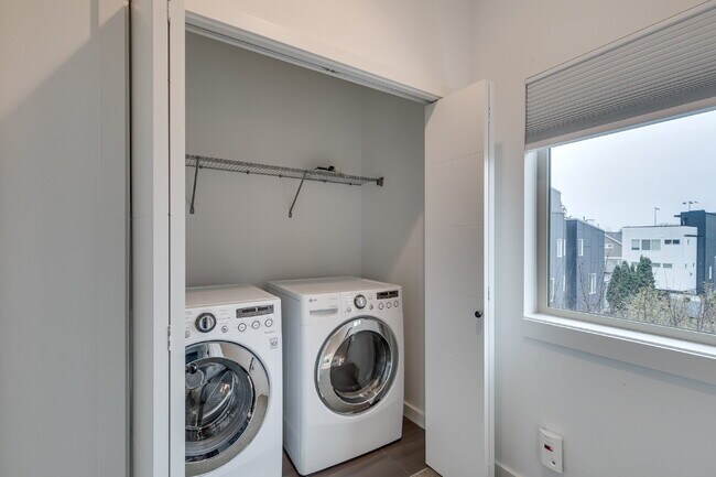 Building Photo - Modern Ballard 3 bedroom townhome for rent!
