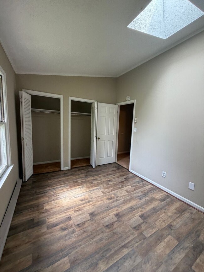 Building Photo - 220 Adams Ln