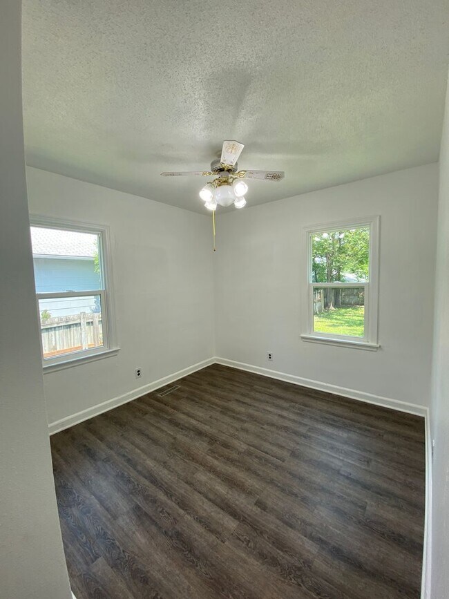 Building Photo - Updated 2 Bedroom 1 Bath