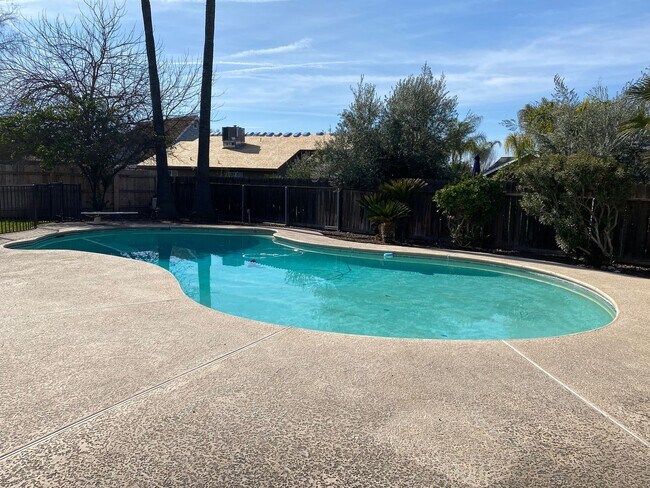 Building Photo - Beat the heat in North Hanford, Central air, and pool!