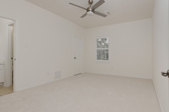 Building Photo - 122 E Lansdowne Cir