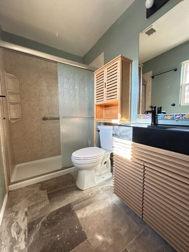 Building Photo - Georgeous 2 Bedroom / 2 Bath