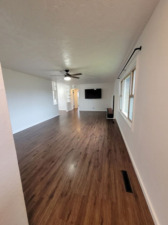 Building Photo - Fully Remodeled 2-Bedroom, 1.5-Bathroom Re...