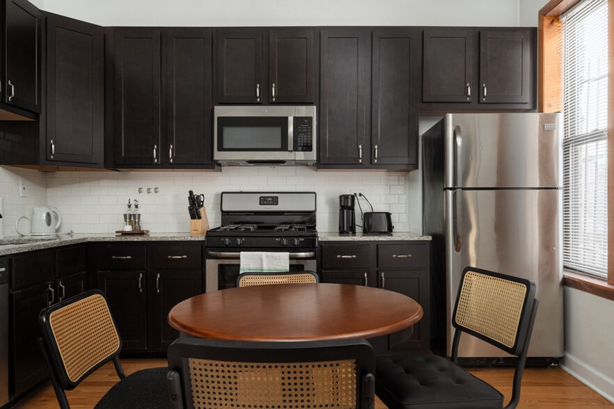 Building Photo - 906 N Damen Ave