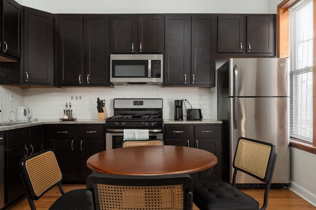 Building Photo - 906 N Damen Ave