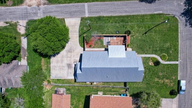 Building Photo - 1002 Bayview Dr