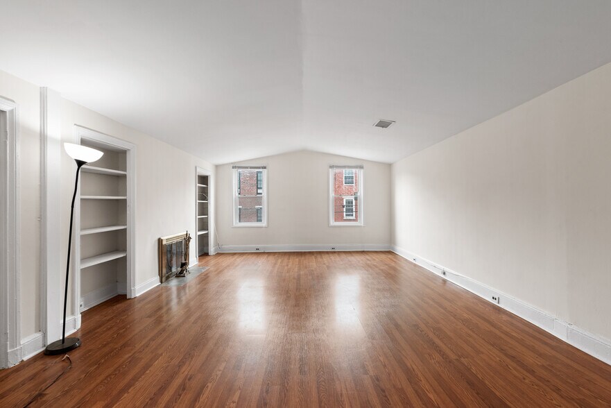 Building Photo - 631 Catharine St