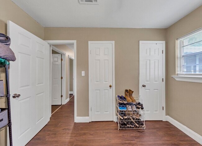 Building Photo - 460 School Ave