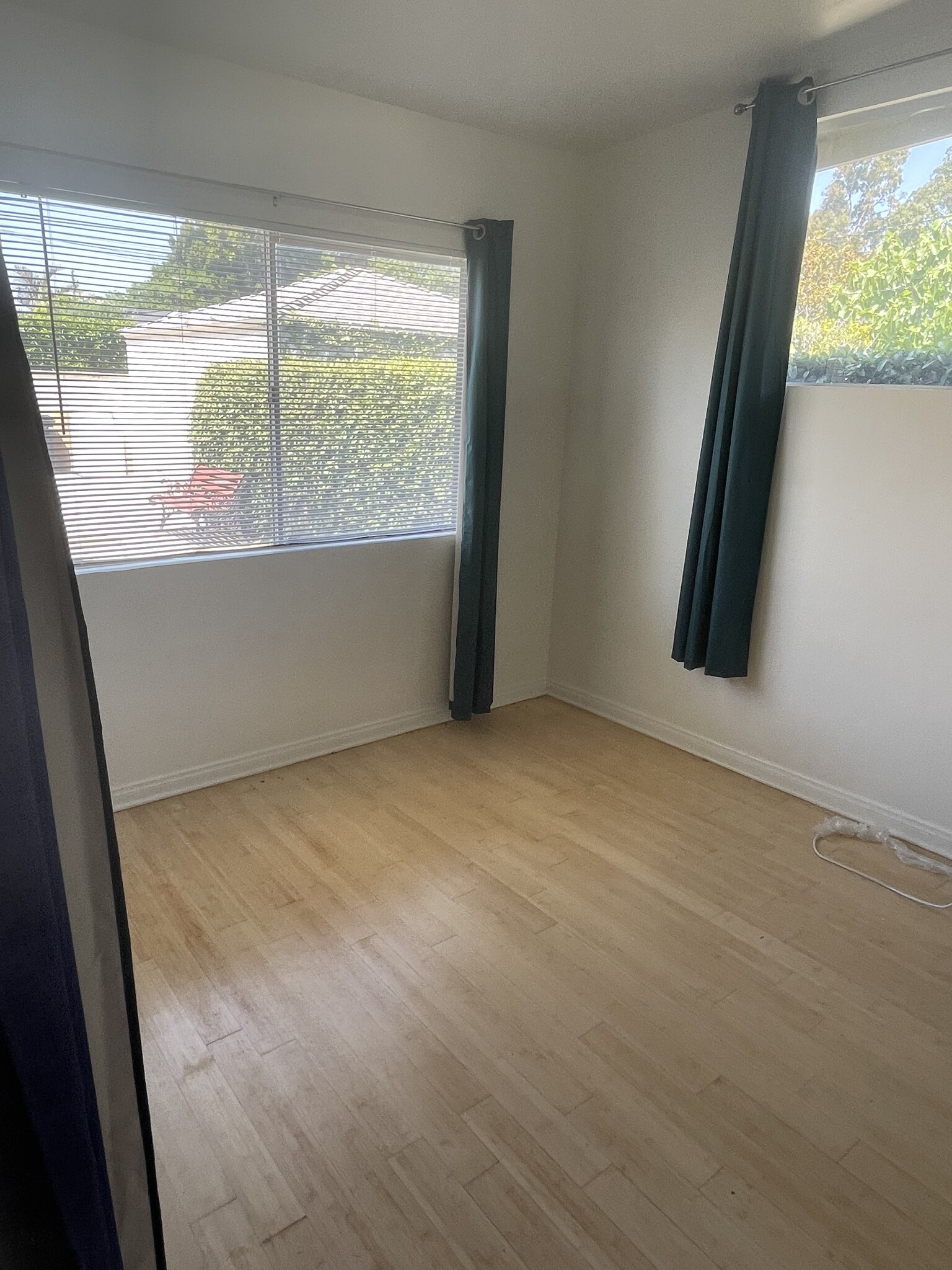 4th bedroom 3 large windows - 2935 Westwood Blvd