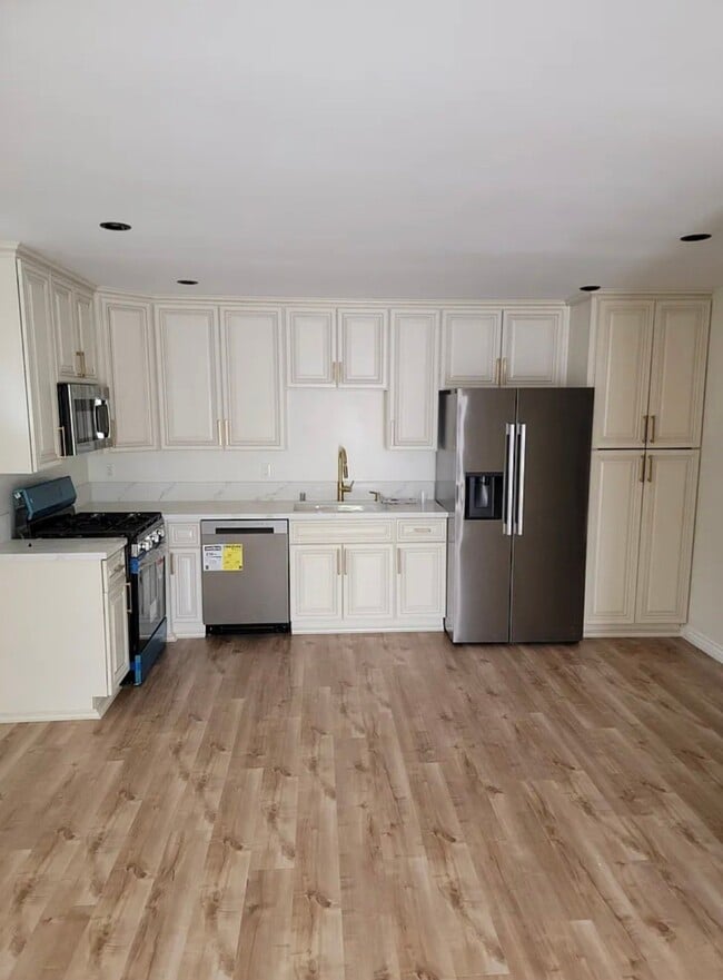 Building Photo - 91304 canoga Park