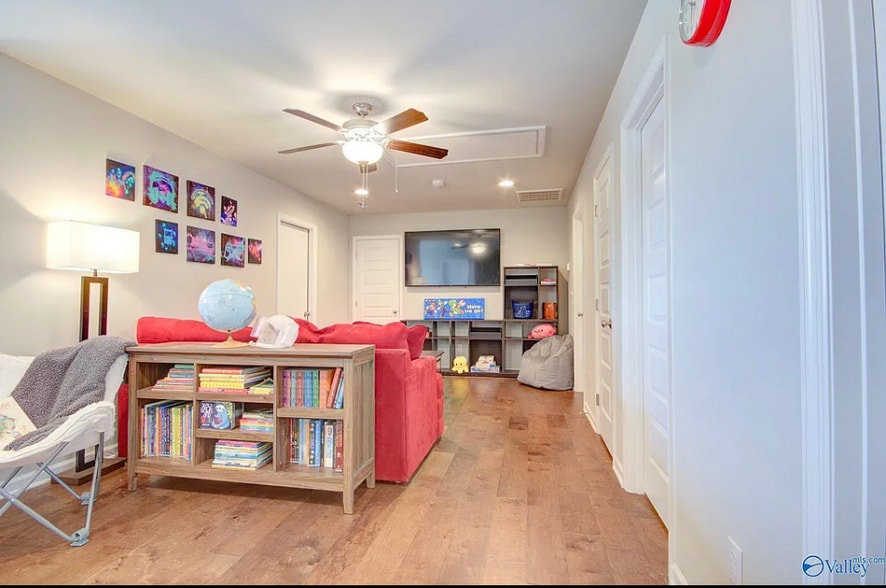 top floor loft - 291 Avebury Rd