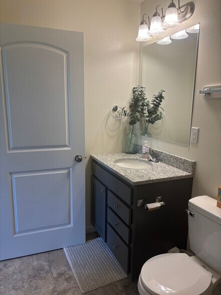 Building Photo - 304 Post Oak Dr