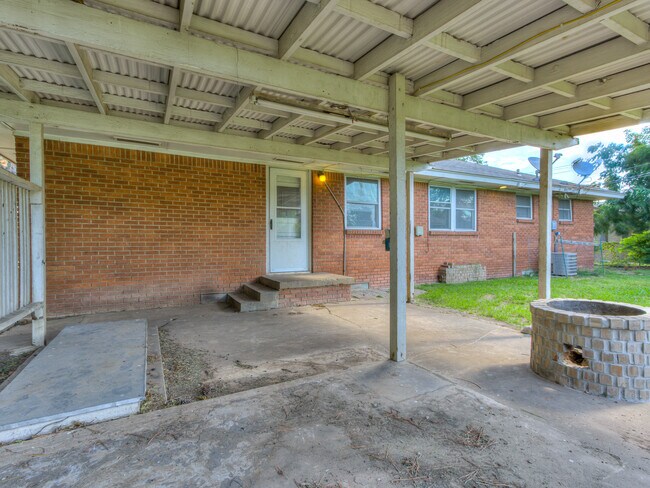 Building Photo - 2104 SW 68th St