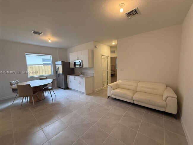 Building Photo - 2832 SE 23rd Ave