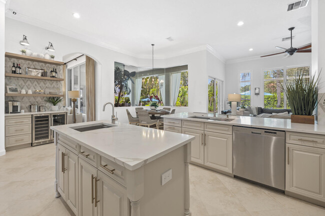 Building Photo - 15385 Meadow Wood Dr
