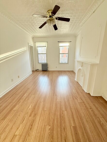 Huge sunny bedroom - 1267 DeKalb Ave