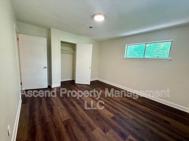 Building Photo - 3341 Pinewood Ave