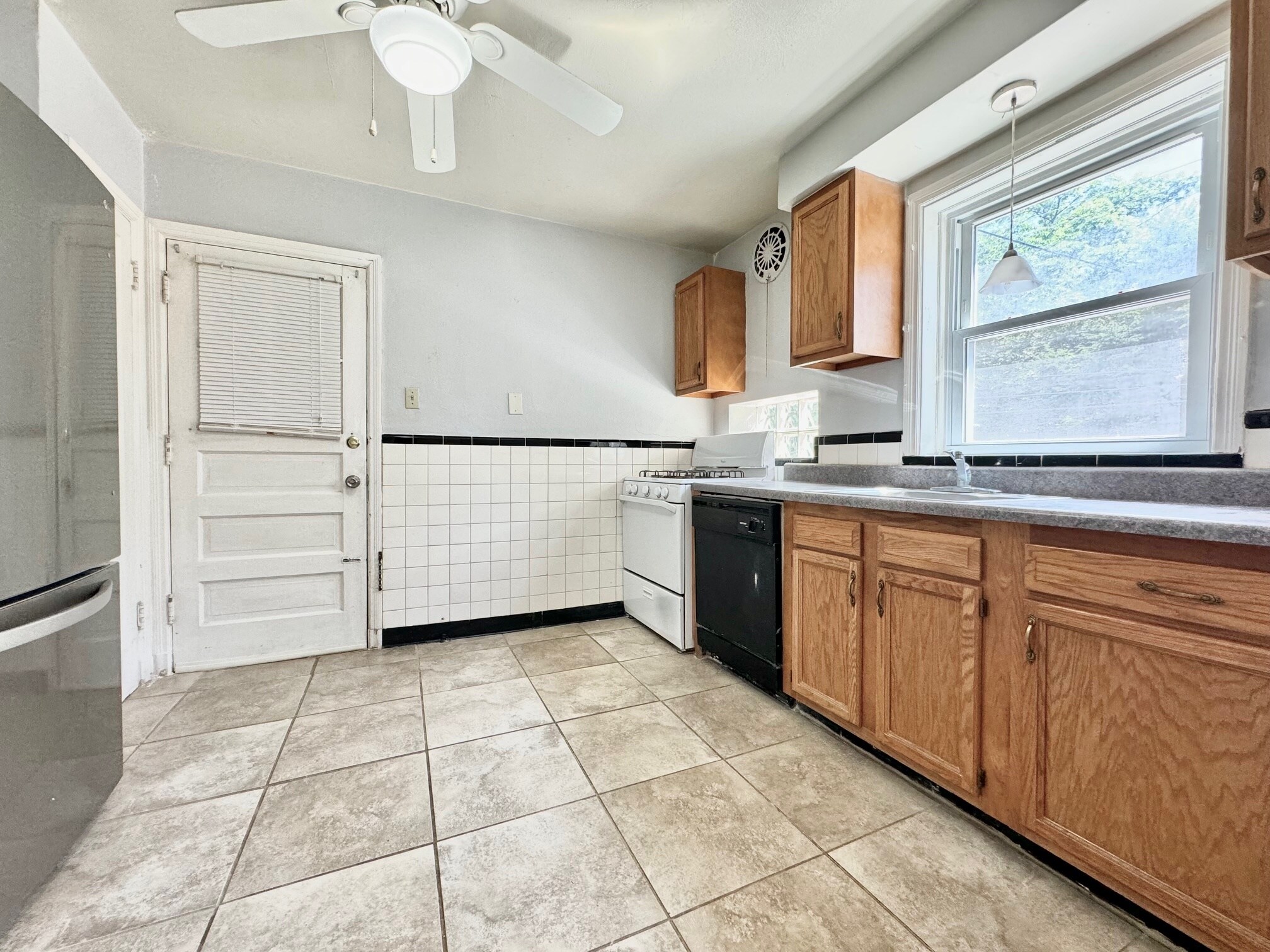 Building Photo - 420 S Hanley Rd