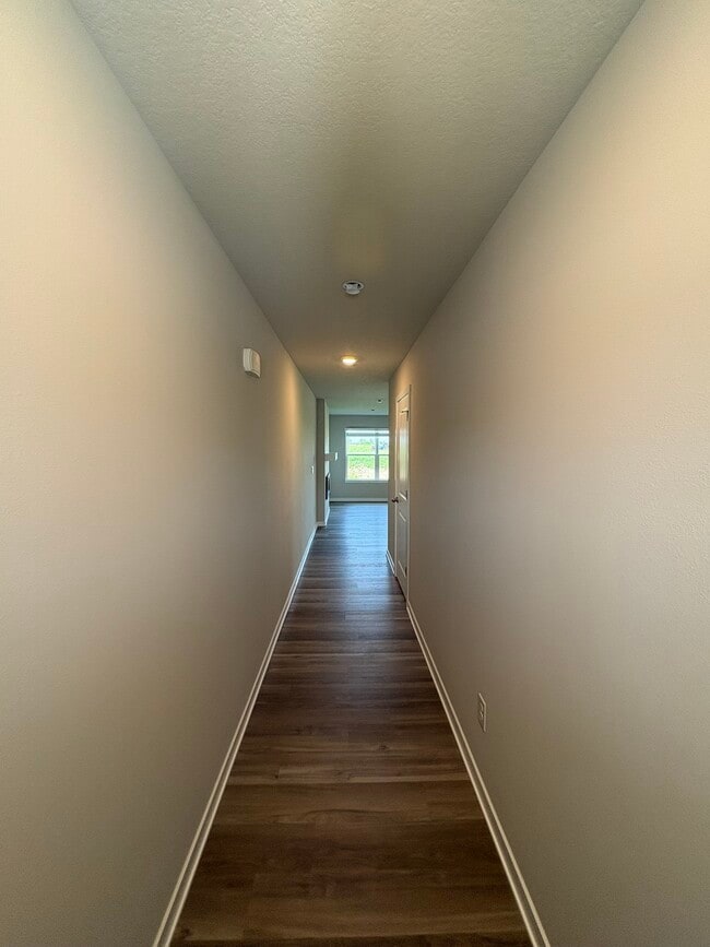 Building Photo - 1069 Daisy Ln