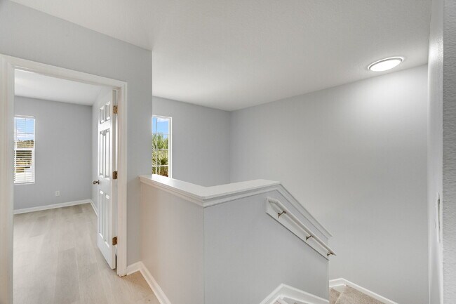 Building Photo - End Unit in Lake Washington Townhomes!!