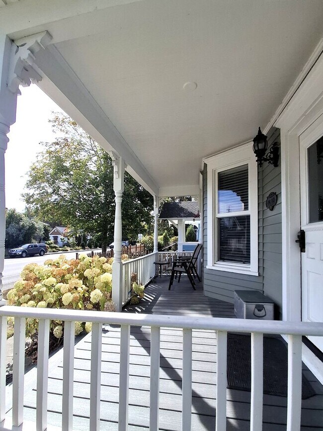 Building Photo - 2321 Elm St